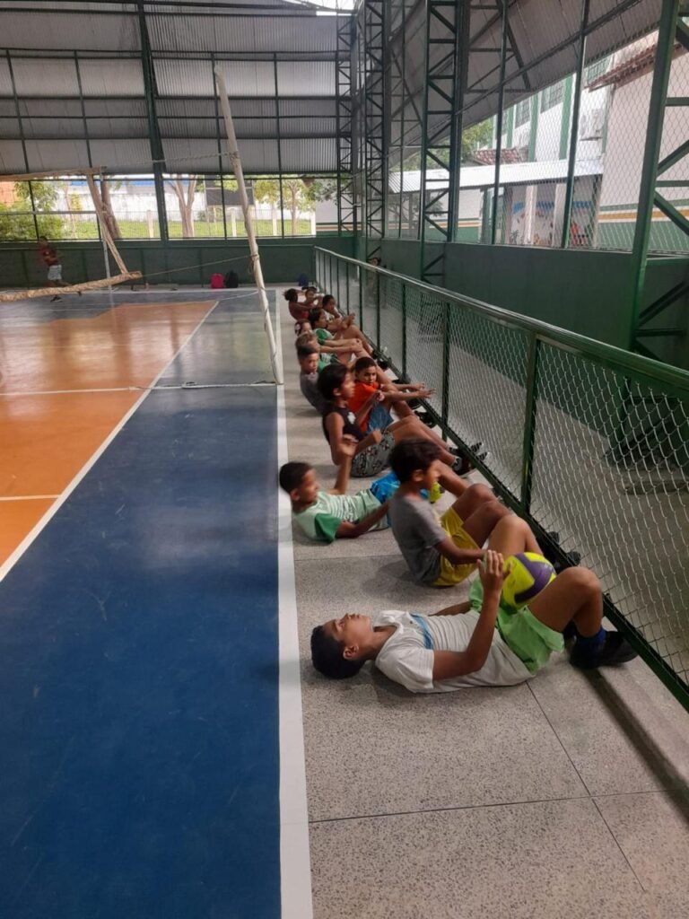 Escolinha de voleibol no aquecimento