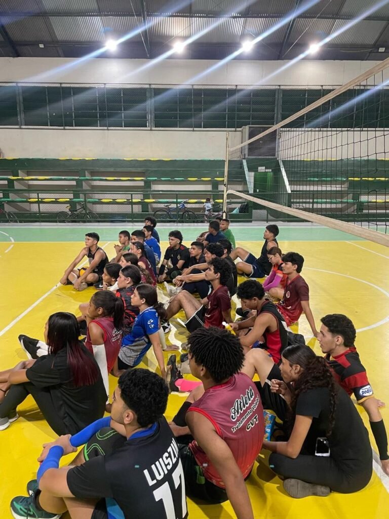Palestra da fisioterapeuta Flávia Duarte com o time masculino do CVT