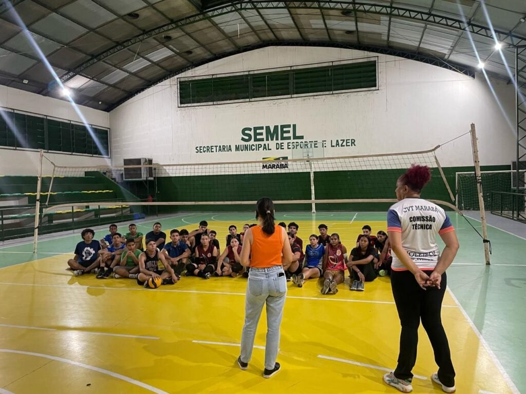 Palestra da fisioterapeuta Flávia Duarte com o time masculino do CVT