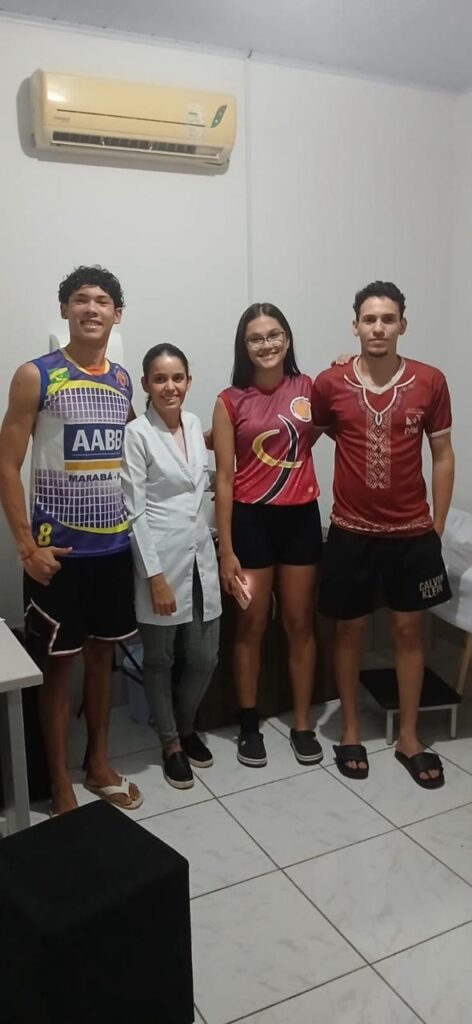 Fisioterapeuta Flávia Duarte com os atletas do CVT