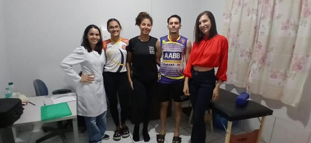 Fisioterapeuta Flávia Duarte com os atletas do CVT