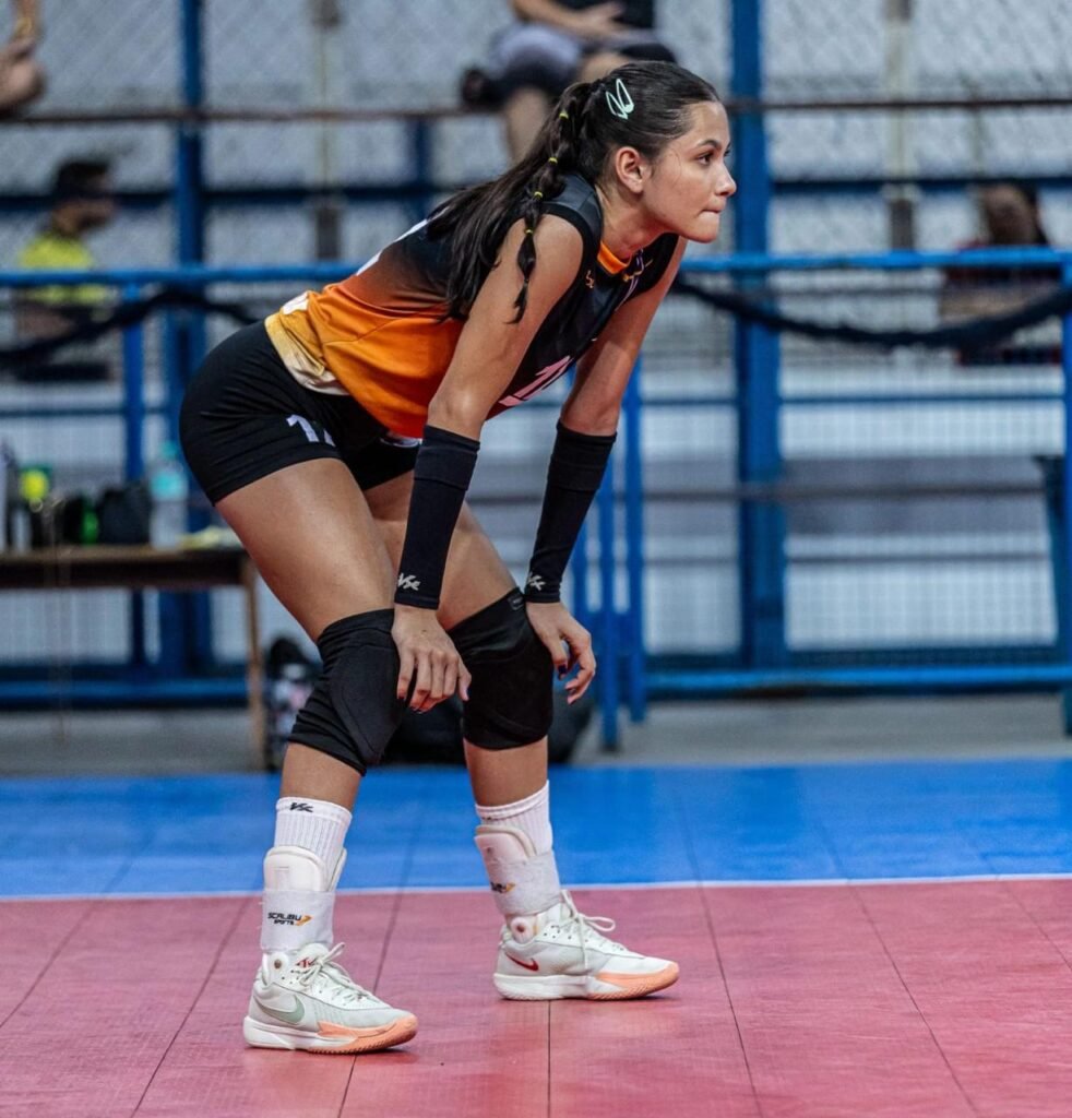 Cecília - Atleta do CVT jogando